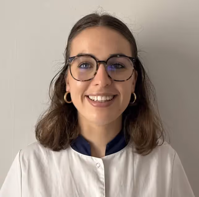 Portrait d'Athina de Vogel, ostéopathe à Suresnes