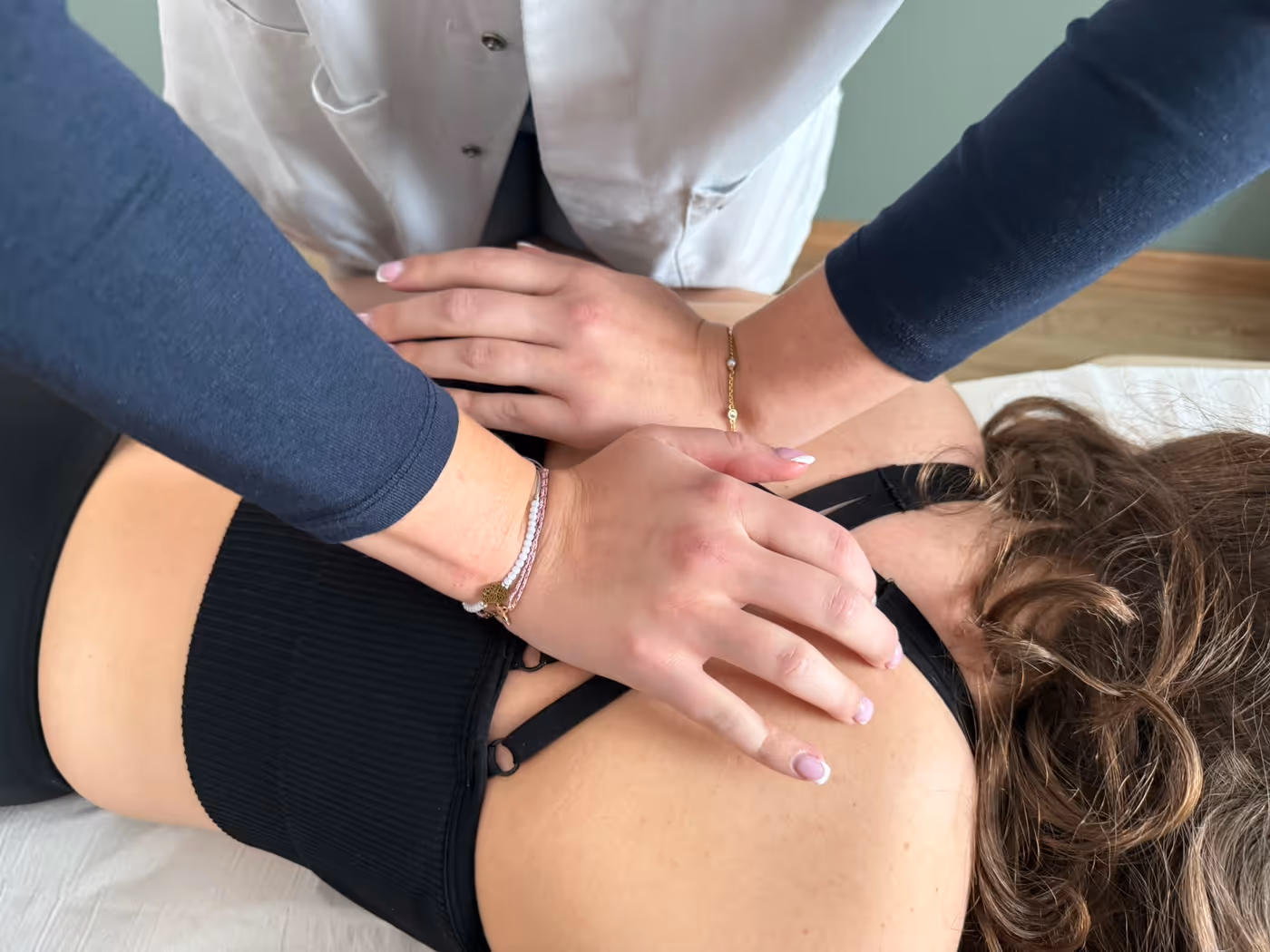Emma Da Silva réalisant une manipulation ostéopathique douce