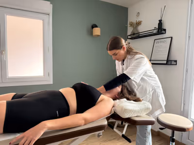 Emma Da Silva ostéopathe avec une patiente de côté pendant une manipulation