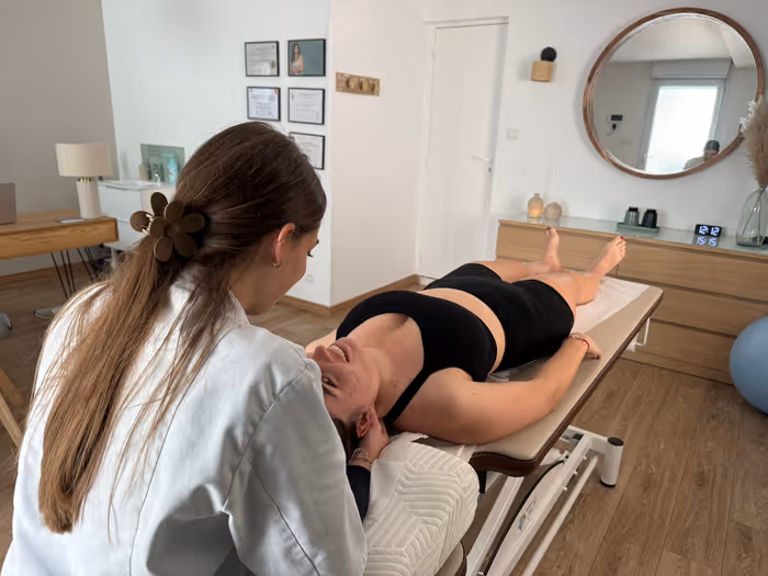 Emma Da Silva réalisant une manipulation sur le dos d'une patiente