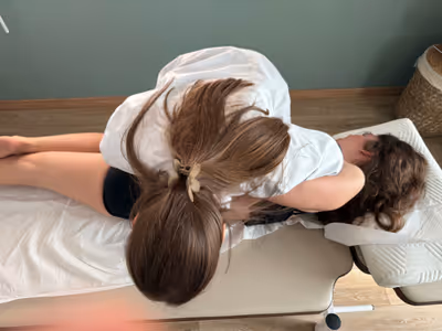 Vue de haut, Emma Da Silva réalisant un soin Renata França sur une patiente allongée sur le flanc